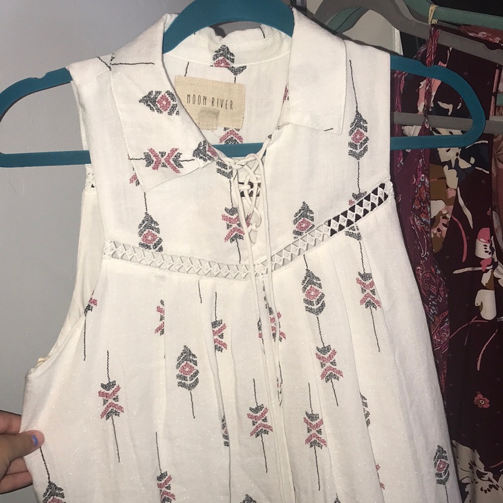 White tank top dress, red and black arrow pattern